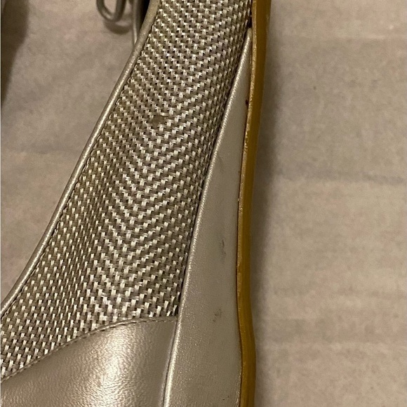 Stuart Weitzman Ideal Silver Nappa Rhinestone and Bow Flats. - Picture 15 of 16